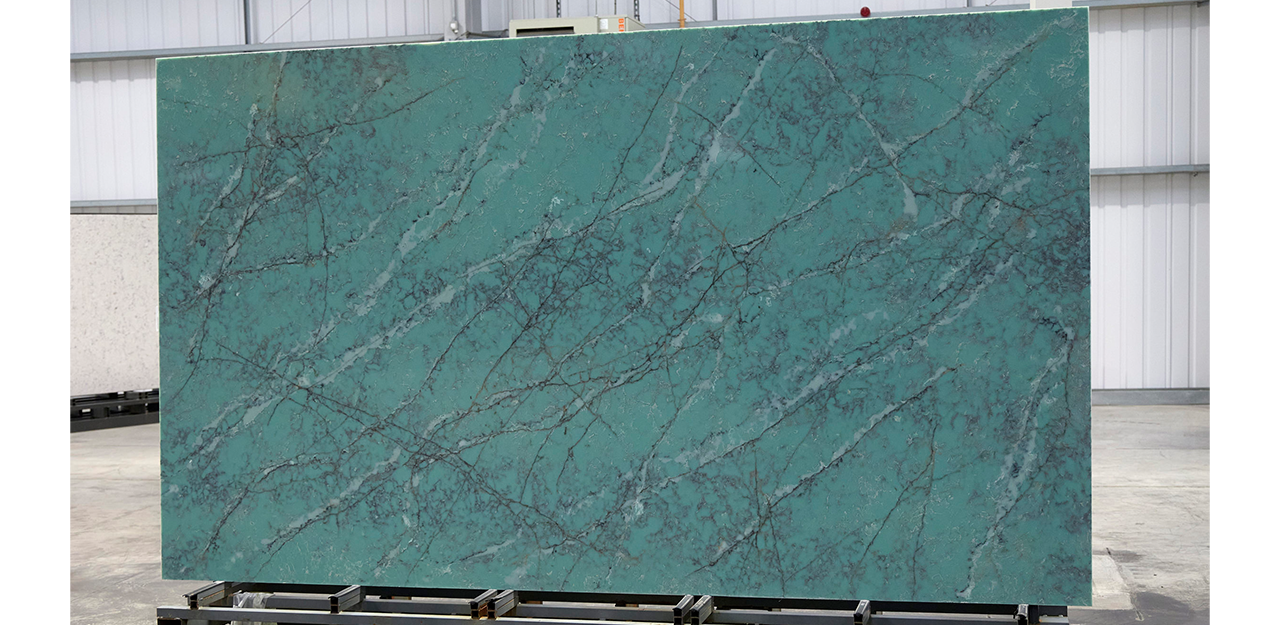 Full Slab view of Cristallo verde Quartz with strong colours and strong patterning