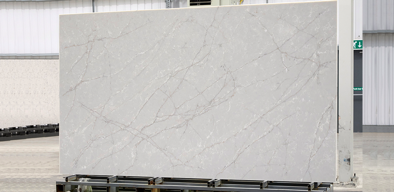 Full Slab view of Cristallo Perla Quartz with Shades of grey