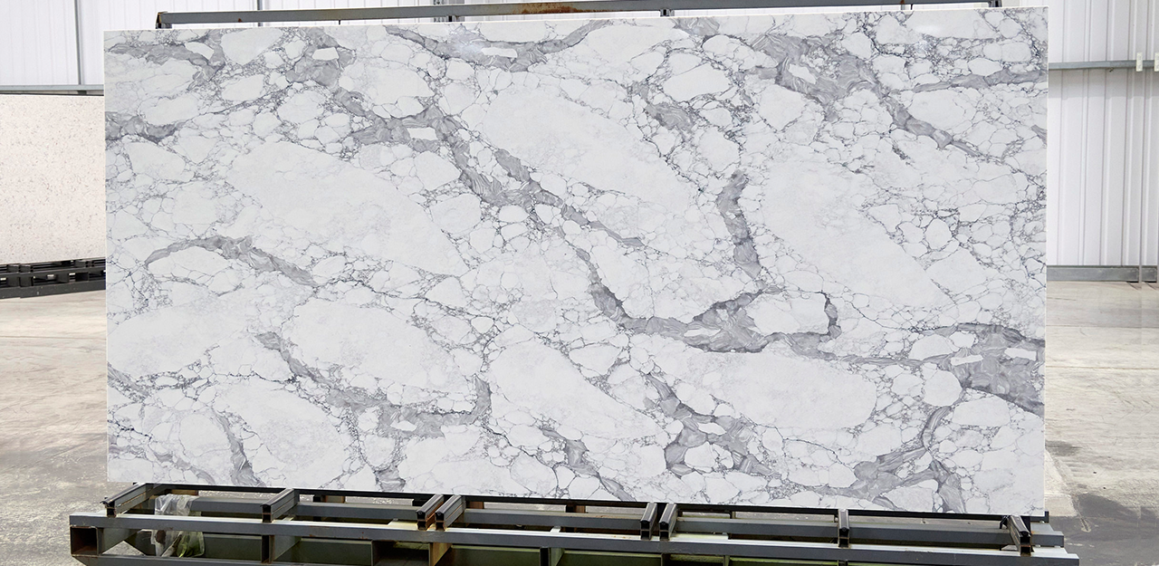 Full Slab view of Arabescato Quartz with a white surface, and dark and dramatic veining