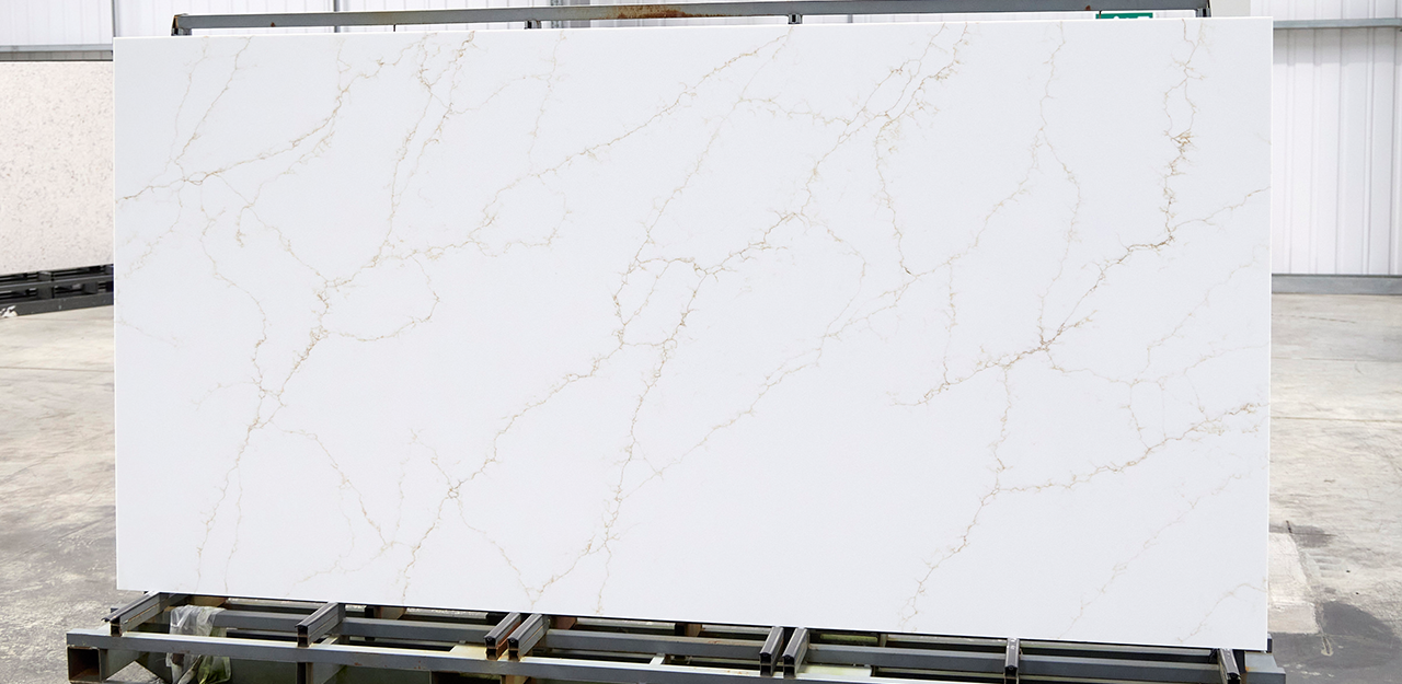 Full Slab view of Statuario Oro Quartz with a creamy white base interspersed with prominent golden-brown veins