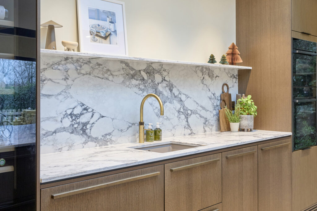 Arabescato Vagli Floating Quartz Shelf