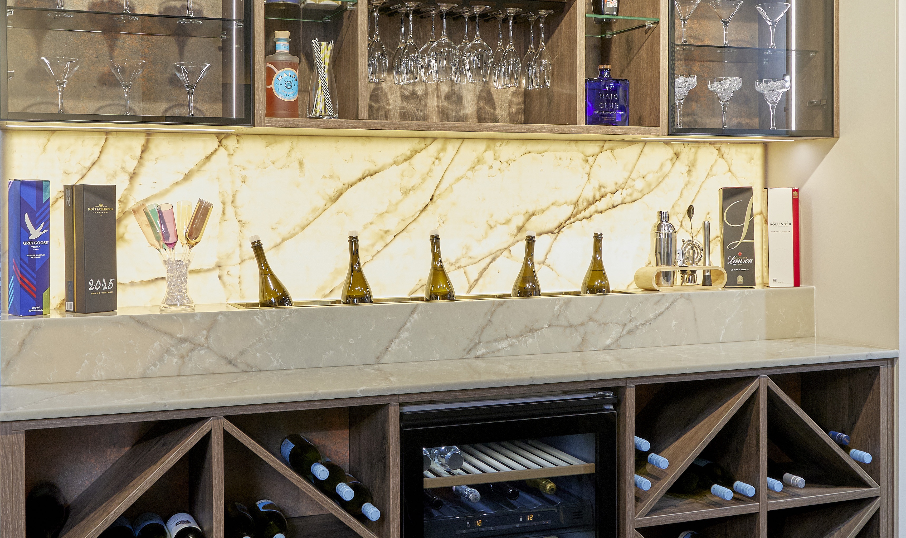 Backlighting Quartz Surface installed in a bar using Cristallo Perla