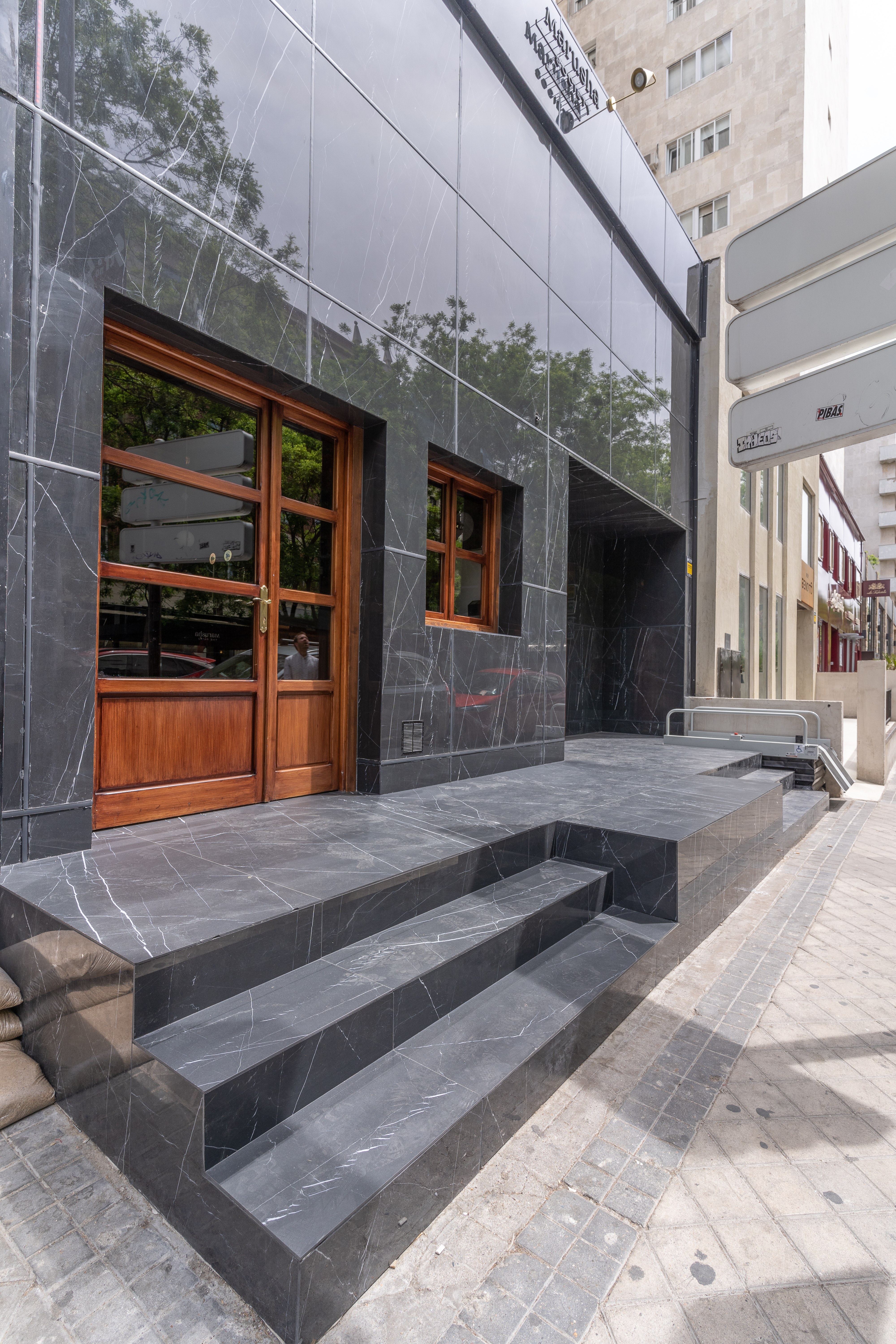 Ceralsio Black Facade