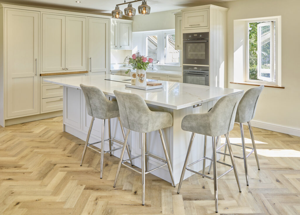 A modern kitchen with  statuario oro, a silica free surface that has a creamy white base and golden-brown veins.